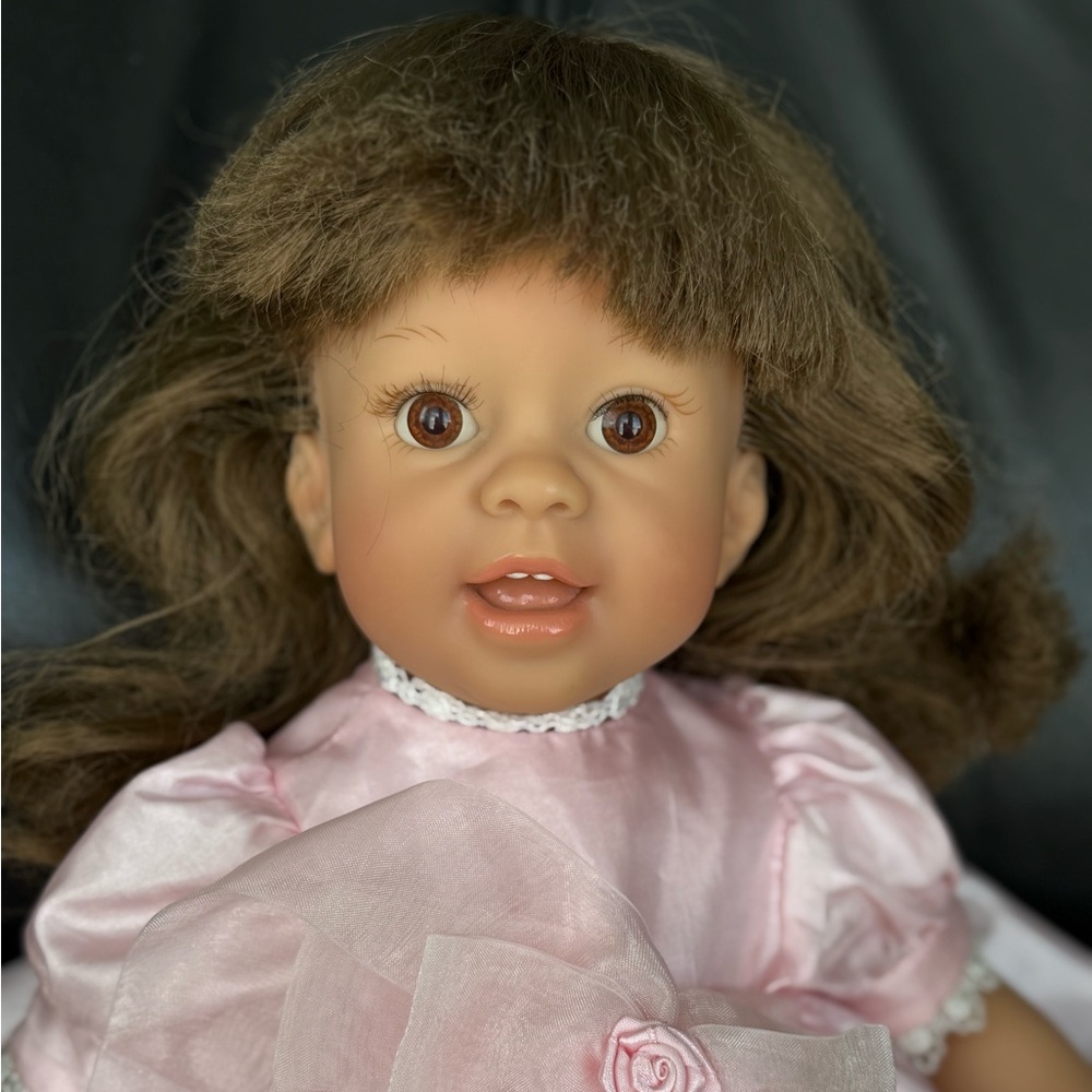 LEE MIDDLETON ORIGINAL DOLLS~REVA~091300~BROWN HAIR & EYES~A/O PINK OUTFIT~2000